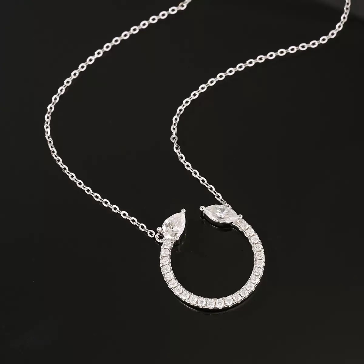 FirstMadam Paved Moissanite Circle Pendant Fashionable Necklace FirstMadam Paved Moissanite Circle Pendant Fashionable Necklace