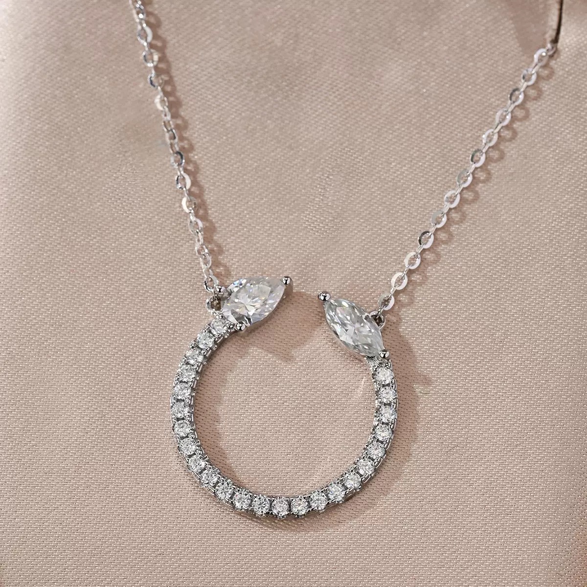 FirstMadam Paved Moissanite Circle Pendant Fashionable Necklace FirstMadam Paved Moissanite Circle Pendant Fashionable Necklace